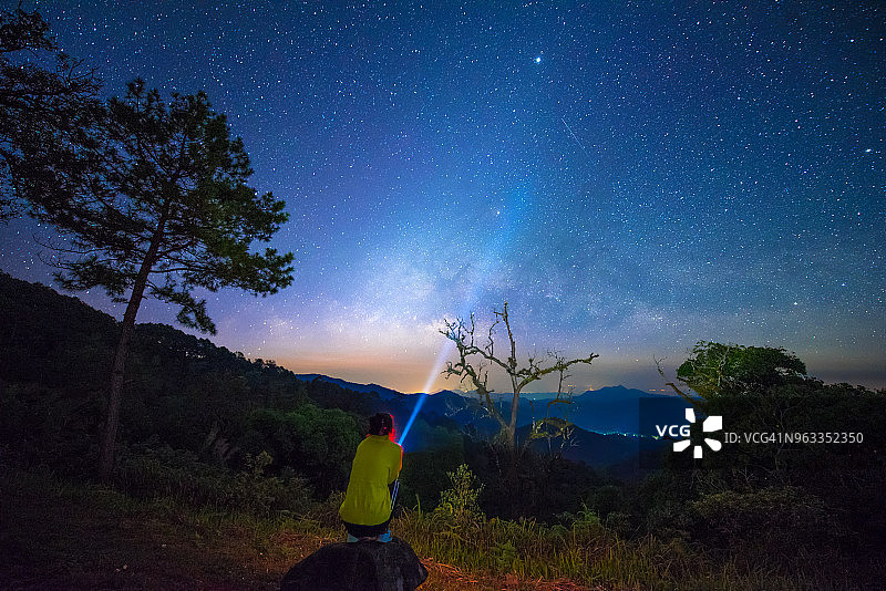 游客们正在泰国观看银河山。图片素材