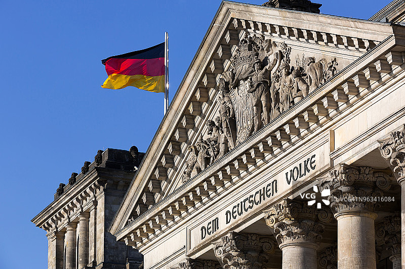 柏林国会大厦西门的楣柱上有著名的铭文:“德国人民”(Dem Deutschen Volke)，带有德国国旗图片素材
