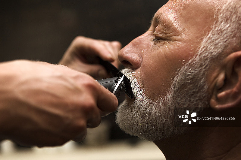 高级男子在理发店修剪胡子图片素材