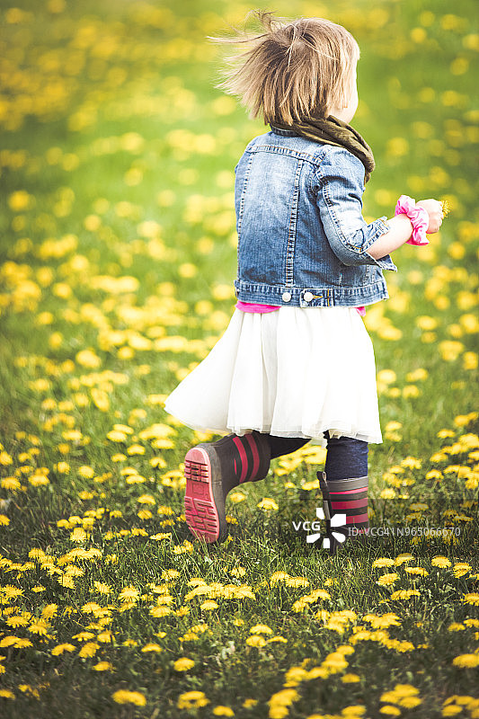 小女孩在花丛中奔跑玩耍图片素材