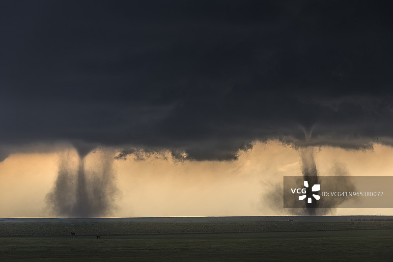美国科罗拉多州的双龙卷风图片素材