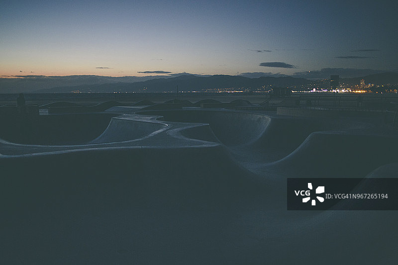 黄昏的滑板公园-威尼斯海滩，加利福尼亚图片素材