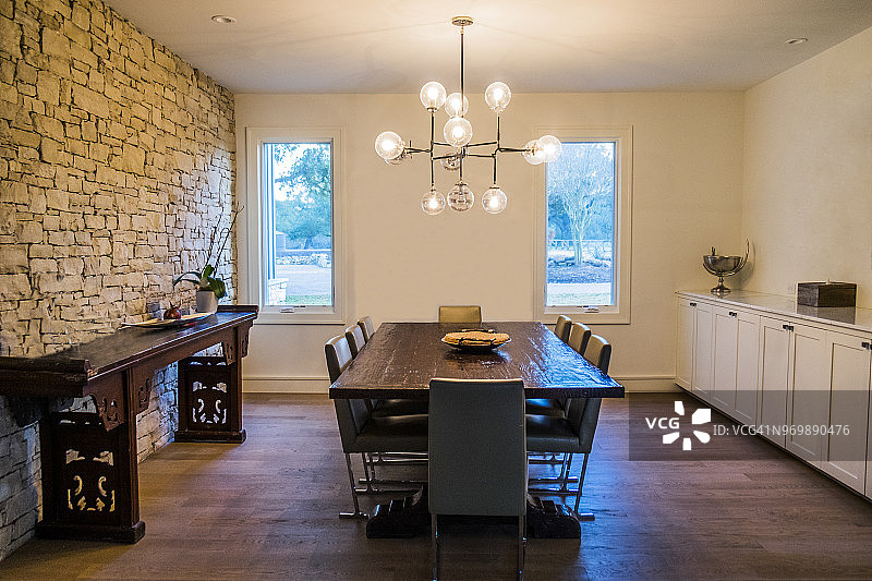 现代清洁家庭餐厅与木桌图片素材