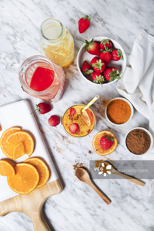 大理石草莓橙冰沙配姜黄和肉桂图片素材