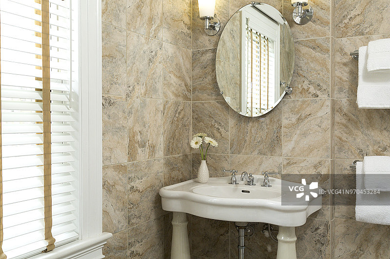 豪华浴室采用大理石瓷砖m，窗户带百叶窗图片素材