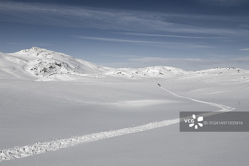 在挪威哈当厄的一群棚屋间的滑雪者图片素材
