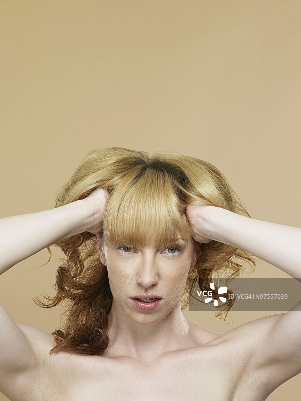 女人沮丧的手在头发里图片素材