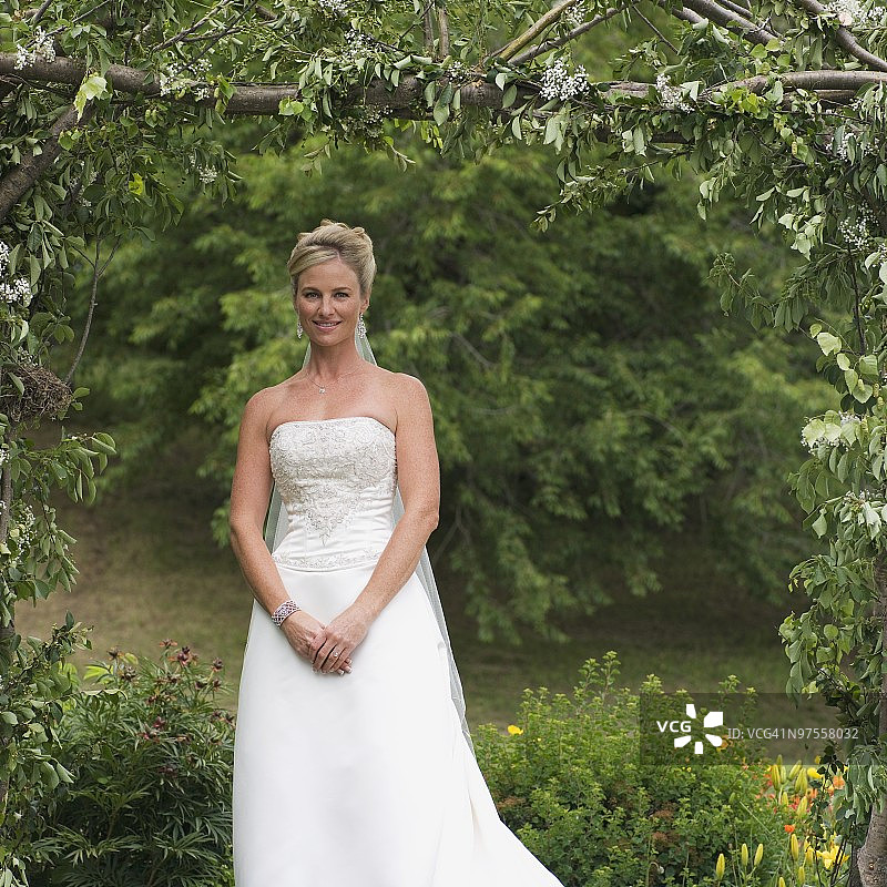 新娘站在花园里图片素材