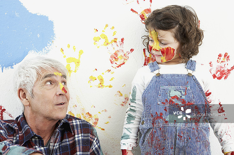 祖父和孙女身上涂满了颜料图片素材