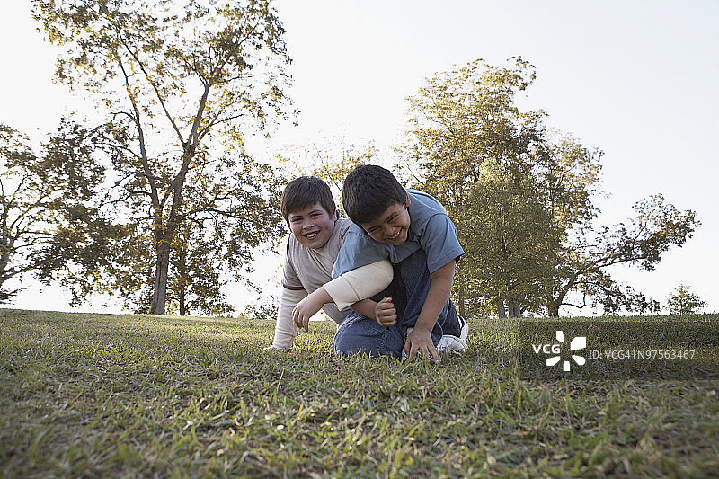 两个男孩在草地上玩图片素材