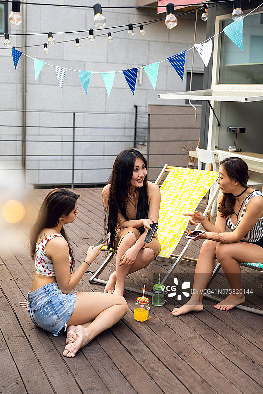 朋友聚会和乐趣的屋顶露台在首尔图片素材