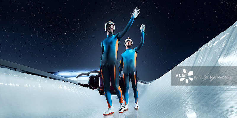 一对男子无舵雪橇夫妇在无舵赛道上庆祝胜利图片素材