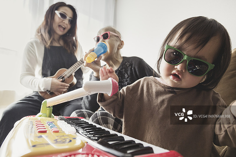 戴着玩具太阳镜的自制摇滚乐队图片素材