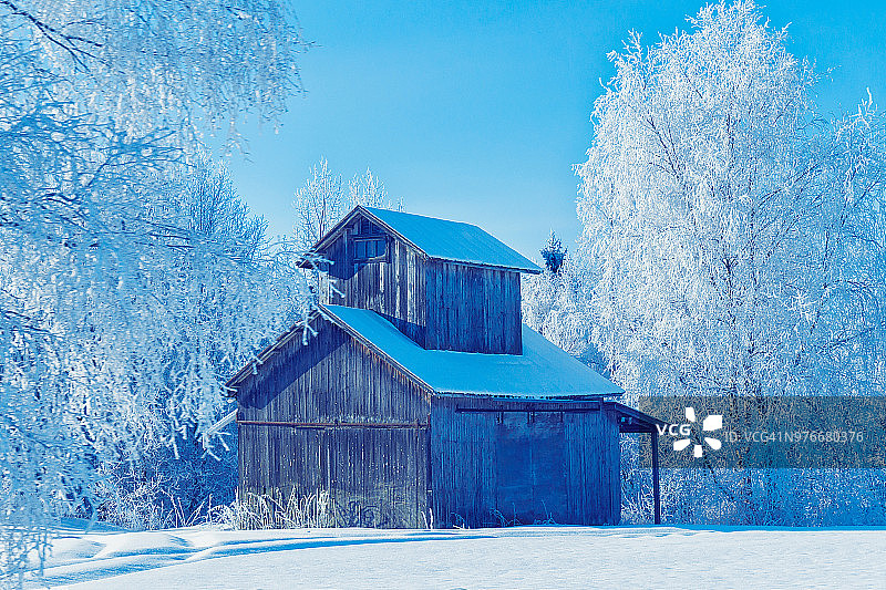 芬兰拉普兰的旧谷仓和冬天的雪图片素材