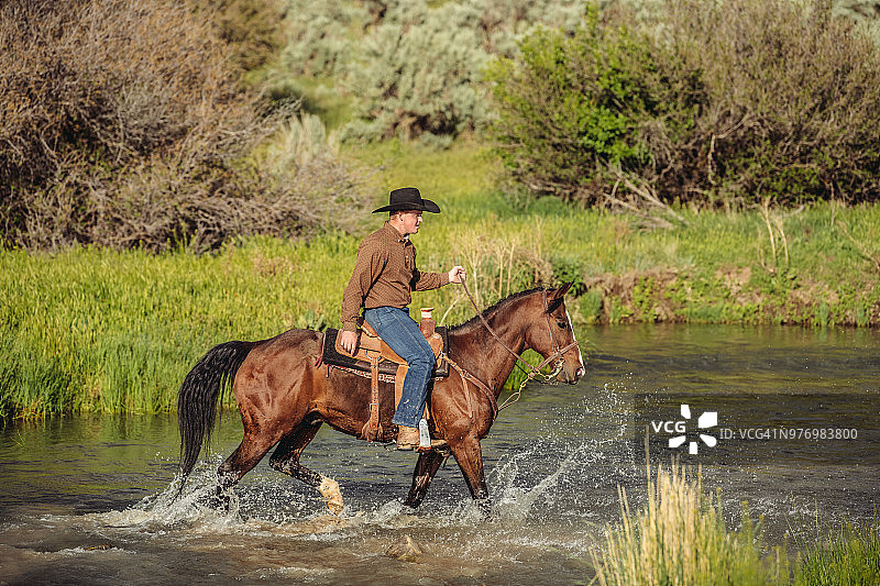 犹他州牛仔骑过河图片素材