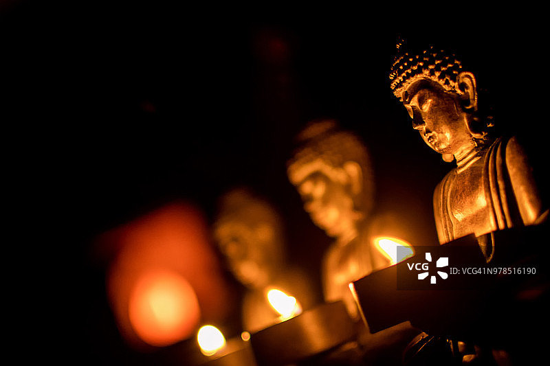 三个佛像和蜡烛图片素材
