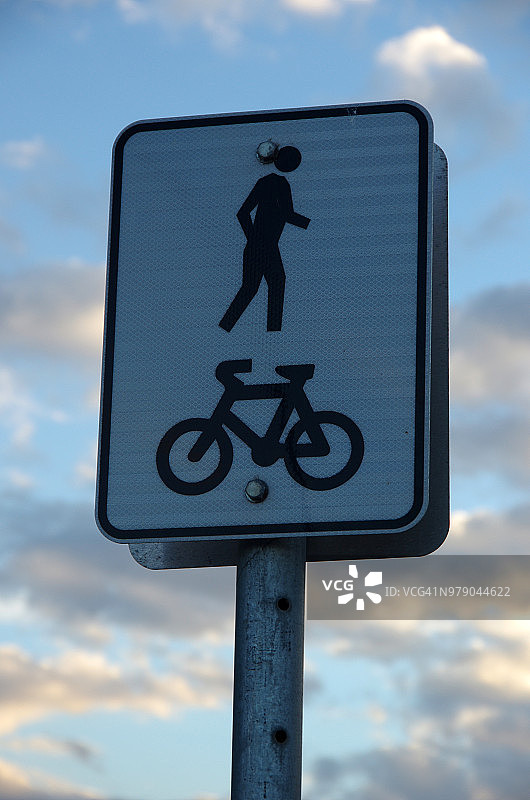 共享人行道和自行车道的标志图片素材