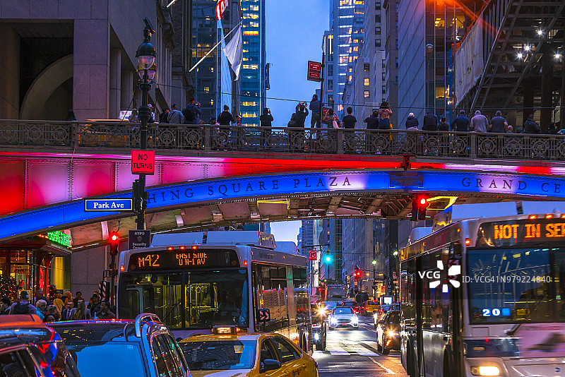 2018年5月30日，美国纽约，汽车穿过潘兴广场桥下，人们在日落后穿过第42街前往曼哈顿悬日。图片素材