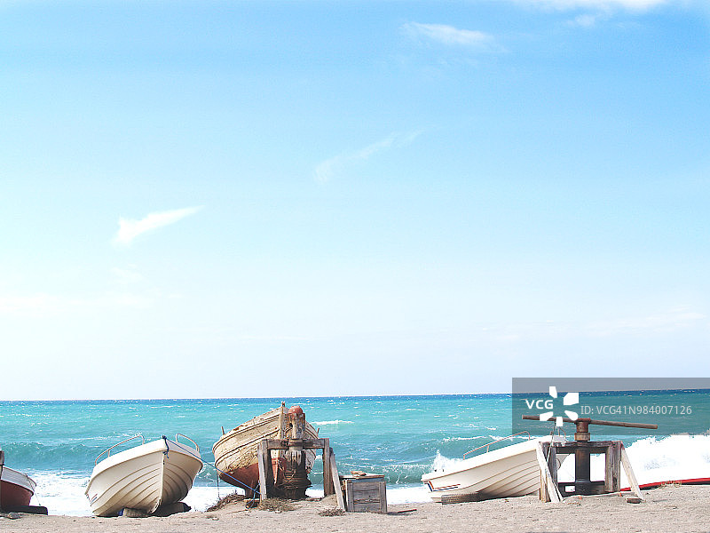 阿尔梅里亚海滩上的小渔船。安达卢西亚。西班牙图片素材