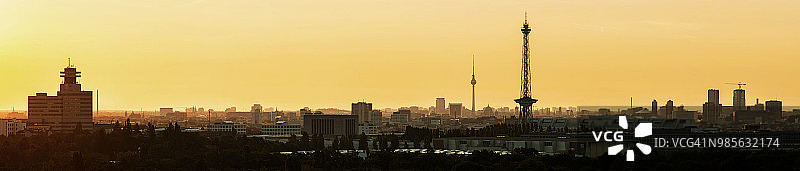 日出时的柏林天际线与电视塔和无线电塔(德国)图片素材