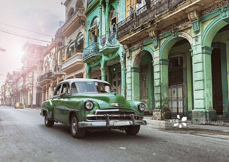 古巴哈瓦那老城的老式经典美国绿色老爷车图片素材