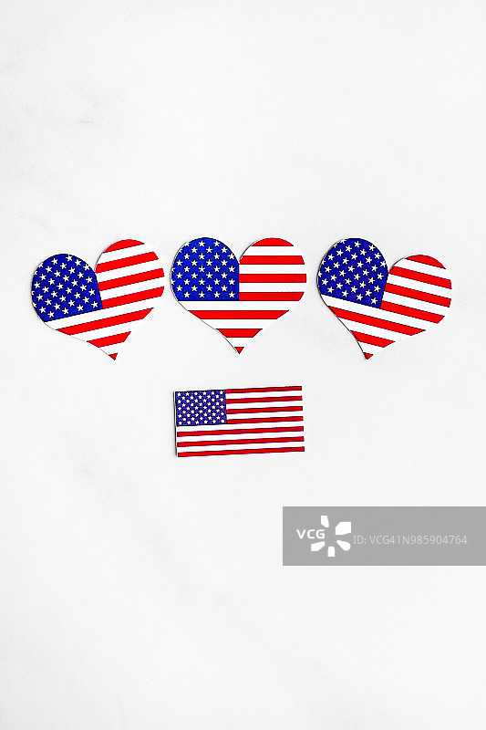 美国独立日的背景，蓝色，白色和红色混合星，心和旗帜。7月4日庆祝美国独立日。节日的概念。前视图。与复制空间。图片素材