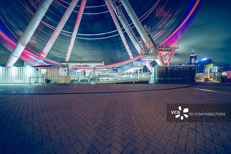 香港中环的城市广场上的发光大轮图片素材