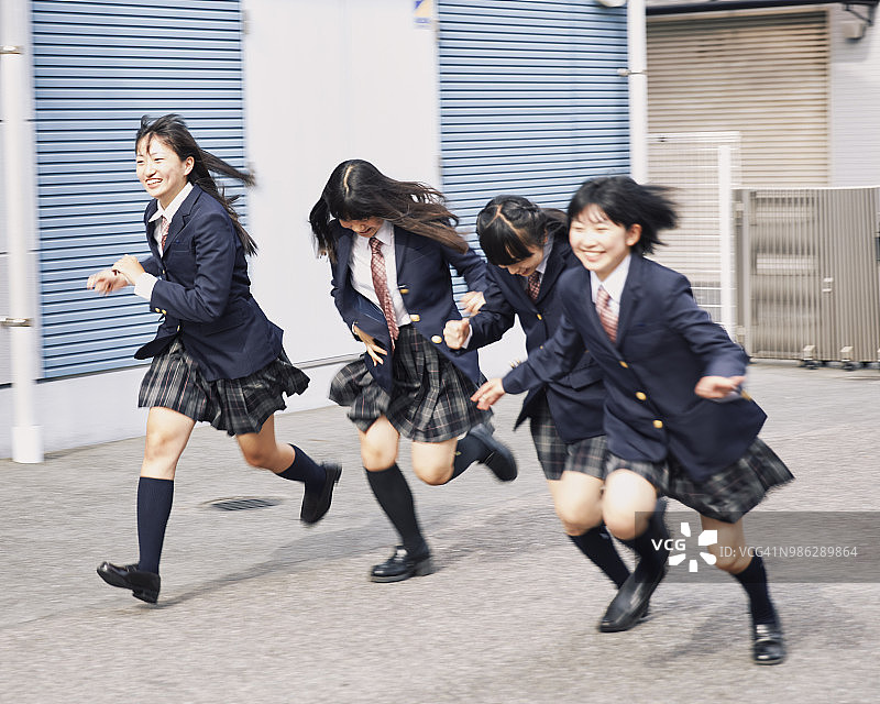 女学生们在广场上奔跑图片素材