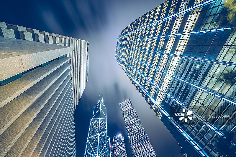 就在香港灯火通明的现代金融摩天大楼的正下方图片素材