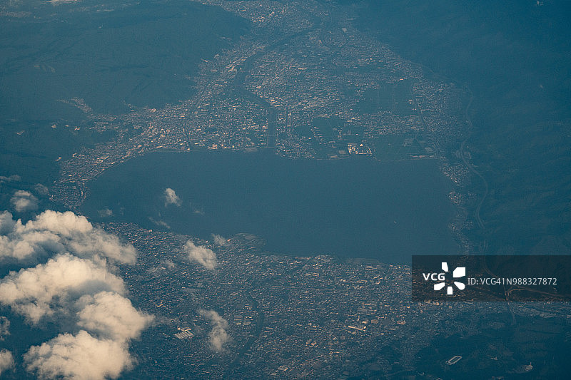 日本长野县Suwa湖日落时从飞机上鸟瞰图片素材
