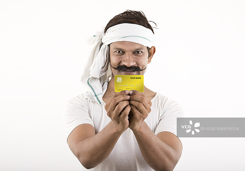 持有信用卡的印度人图片素材