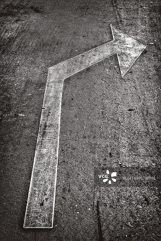 白色道路方向箭头，指示正确的方向，巴黎图片素材