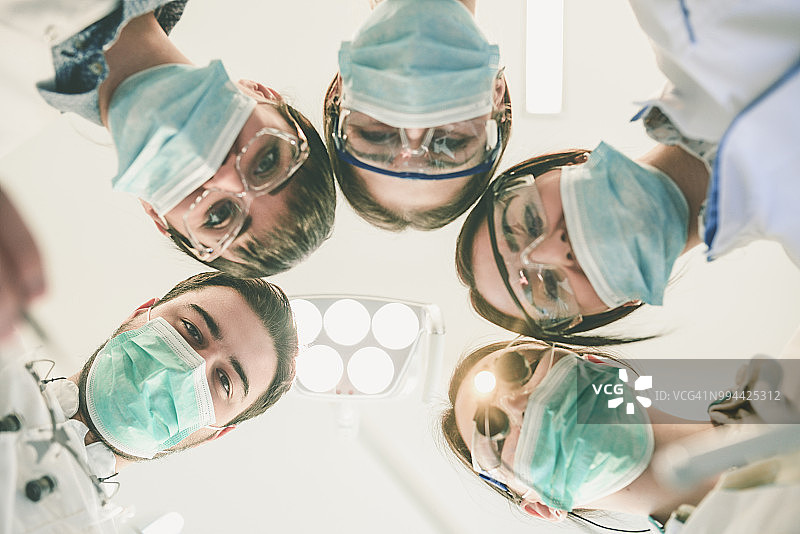 正在进行外科手术的牙医团队图片素材