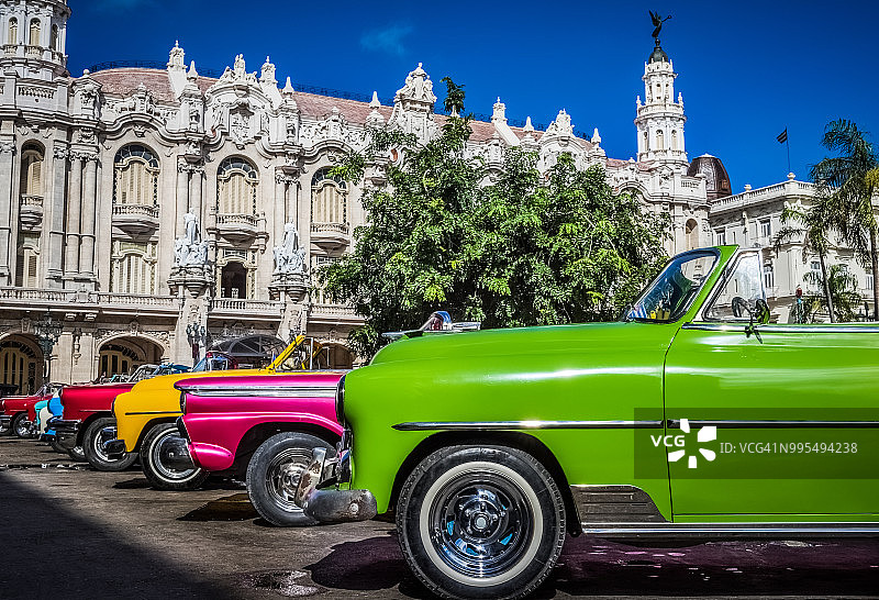 HDR -许多美国彩色敞篷老爷车停在古巴哈瓦那市-古巴报道图片素材