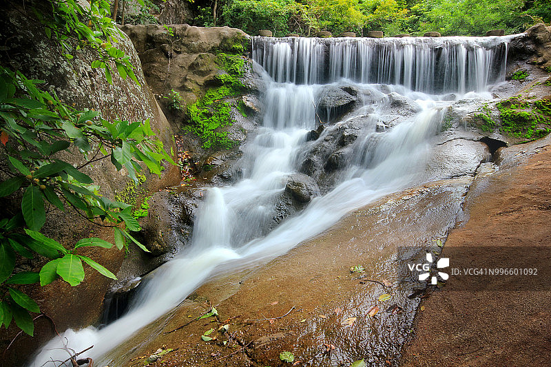 泰国美丽的瀑布。图片素材