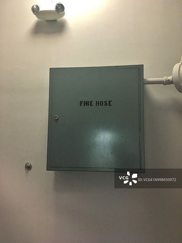 特写的紧急消防水龙带盒在一个楼梯井的建筑物图片素材