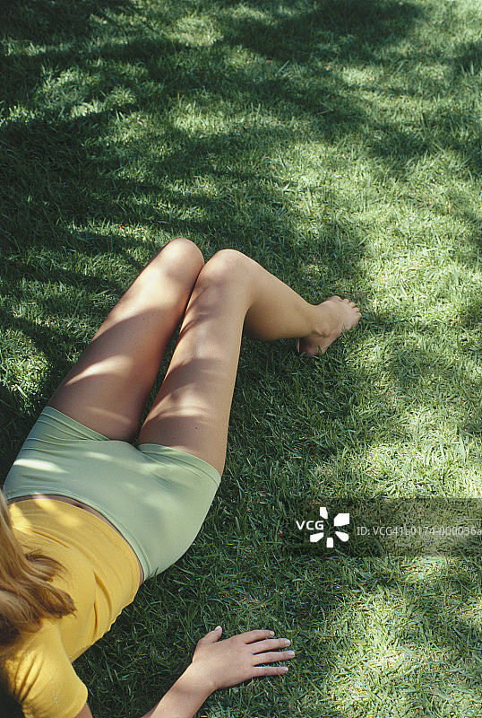 躺在草地上的女人图片素材