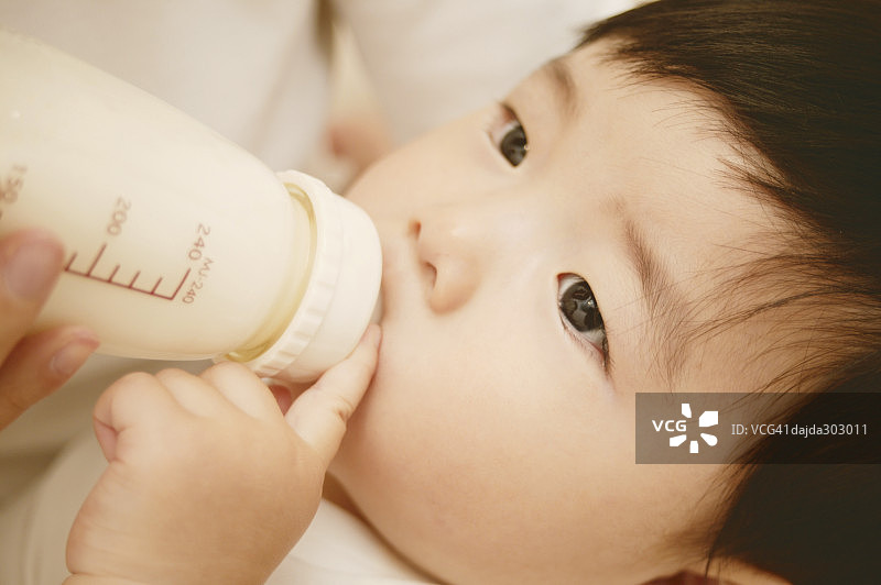 一个婴儿在喝牛奶图片素材