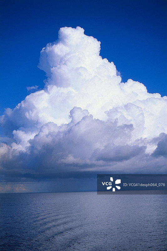 海面上蓝色的天空映衬着云朵图片素材