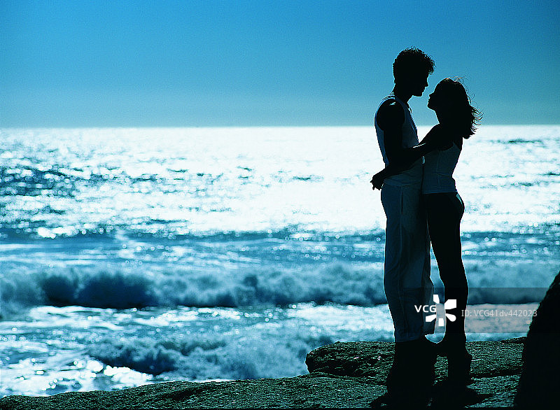 在大海的背景下拥抱一对夫妇图片素材