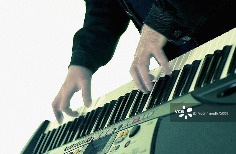 键盘上音乐家的手图片素材