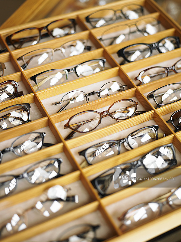 眼镜展示柜，特写，高角度视角图片素材