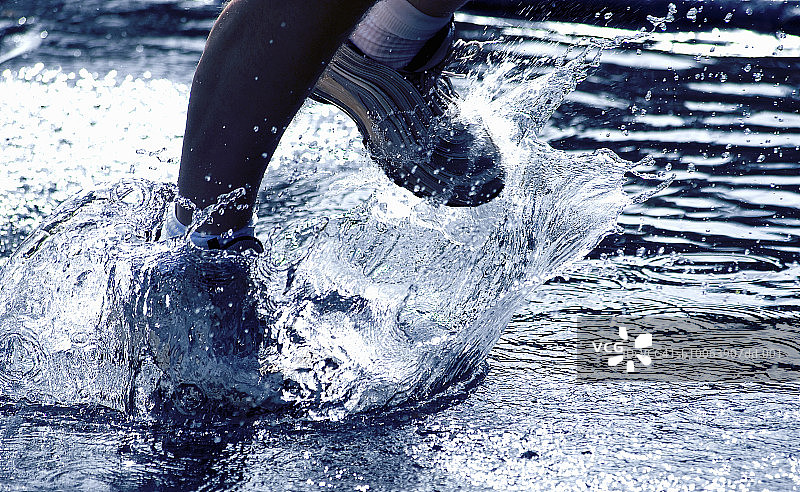 运动员在水里跑，低段图片素材