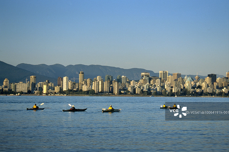 加拿大，不列颠哥伦比亚省，温哥华，在英吉利湾皮划艇图片素材