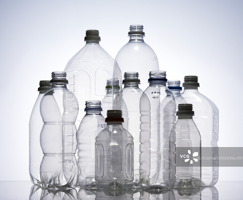 一组空塑料瓶，摄影棚拍摄图片素材