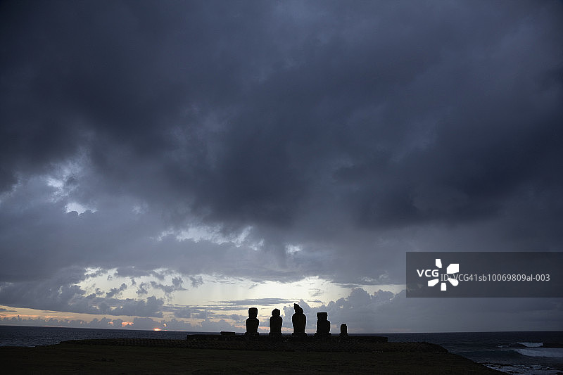 智利，复活节岛，汉戈岛，阿胡塔海，黄昏时排成一排的摩埃石像图片素材