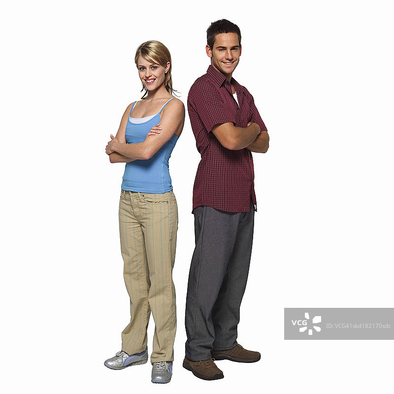 一对年轻夫妇双手交叉站着图片素材