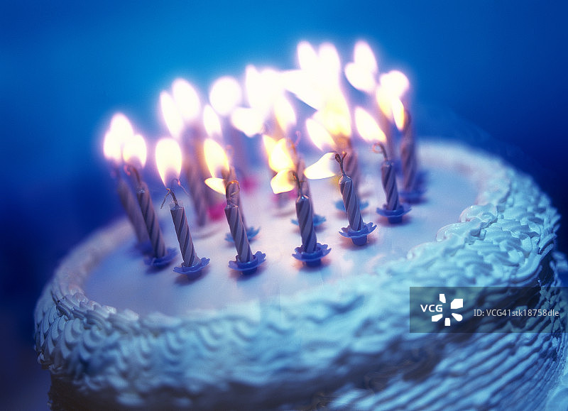 钨色调的特写，一排蜡烛上的生日蛋糕图片素材