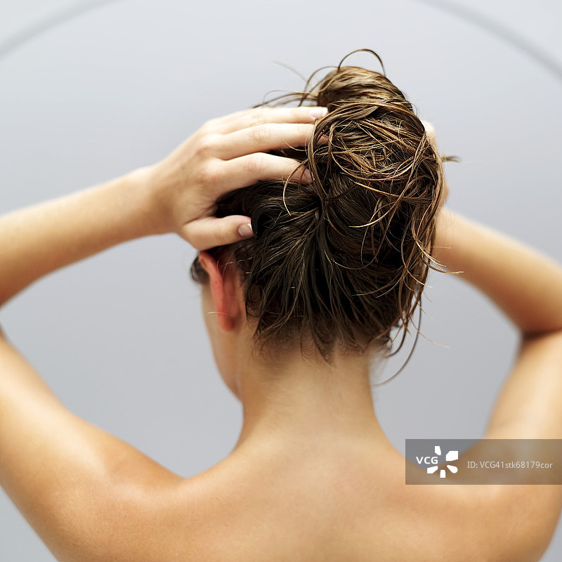 一个女人挽着头发的背影图片素材