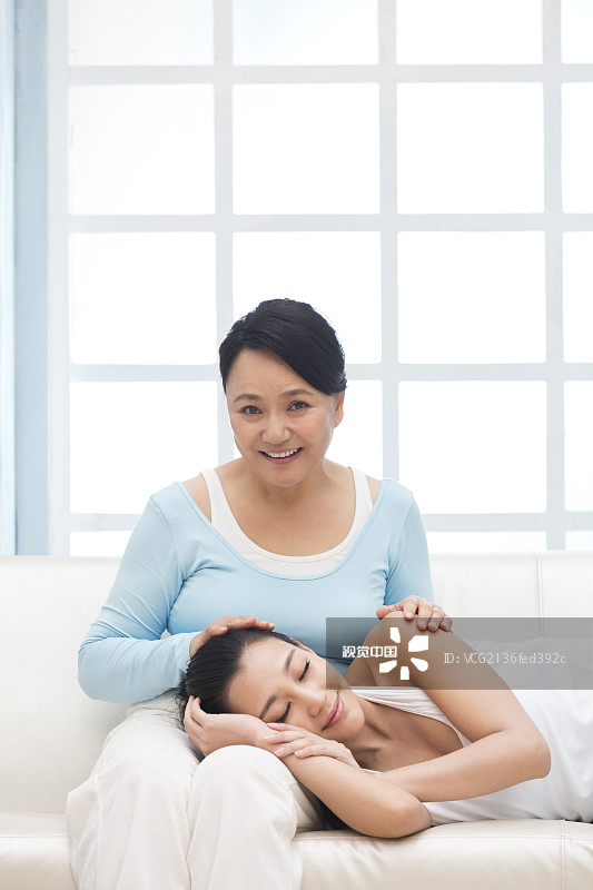 女儿躺在母亲的腿上图片素材